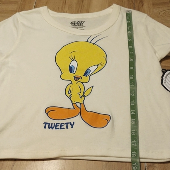 Looney Tunes Juniors L/G Short Sleeve Cropped Tweety Bird Graphic Tee - Picture 4 of 10